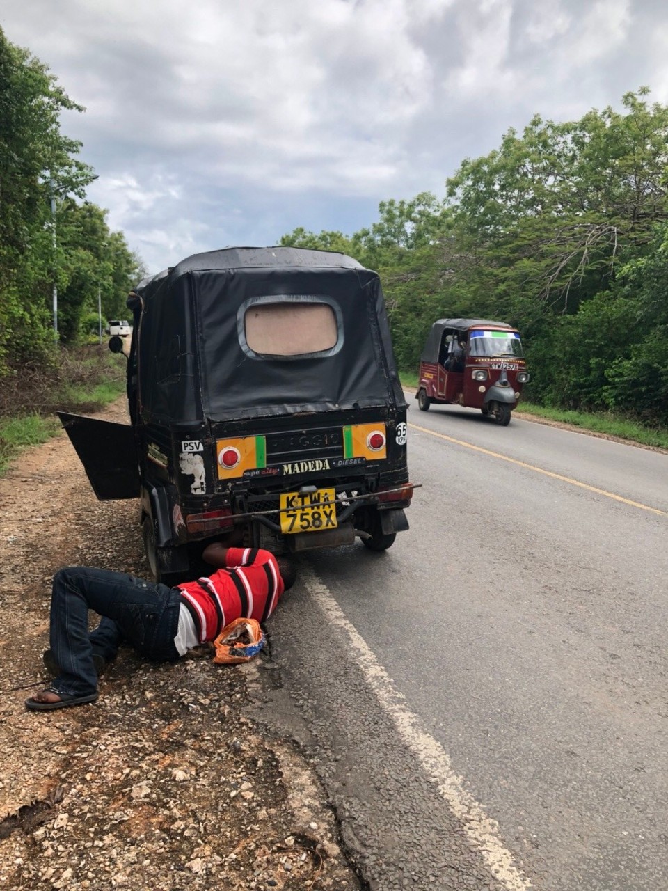 Kenia - Mombasa - Auf dem Weg zum Hafen nach Mombasa hat unser Tuktuk versagt
Mit wenigen Handgriffen und wenigem Material war das wieder schnell geregelt