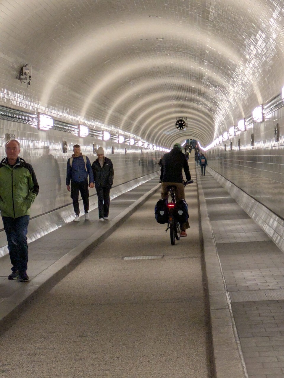 Deutschland - Lauenburg/Elbe - .... Premium! Mit dem Radl durch den alten Elbtunnel. Für mich immer wieder ein Erlebnis, auch wenn es zusätzliche Kilometer gekostet hat.