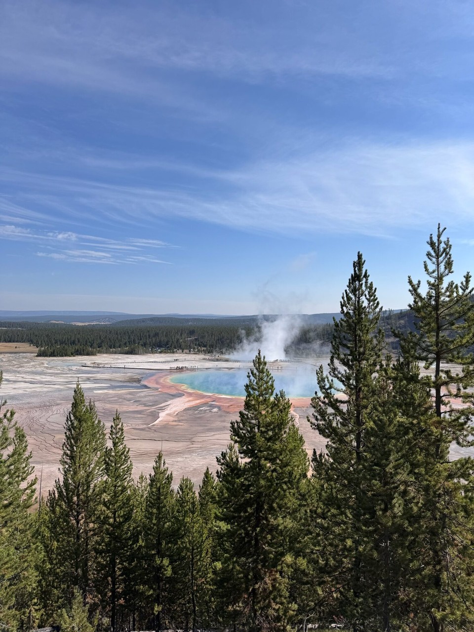 Vereinigte Staaten - Yellowstone National Park - Höt hemmer deh erste Spaziergang gmacht. Mier sind mitem Auto zum Grand Prismatic Spring. Vo det us simmer zum erste view point.😊 Do hets no zimlich viel Lüth gha.