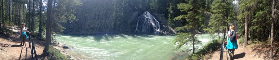 Canada - Jasper - Hier stroom water uit een berg een rivier in. 