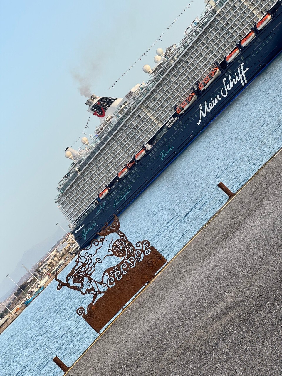Griechenland -  - Noch liegt die Mein-Schiff immHafen. Gegen 22:00 Uhr wird sie die Anker lichten und Heraklion verlassen. 