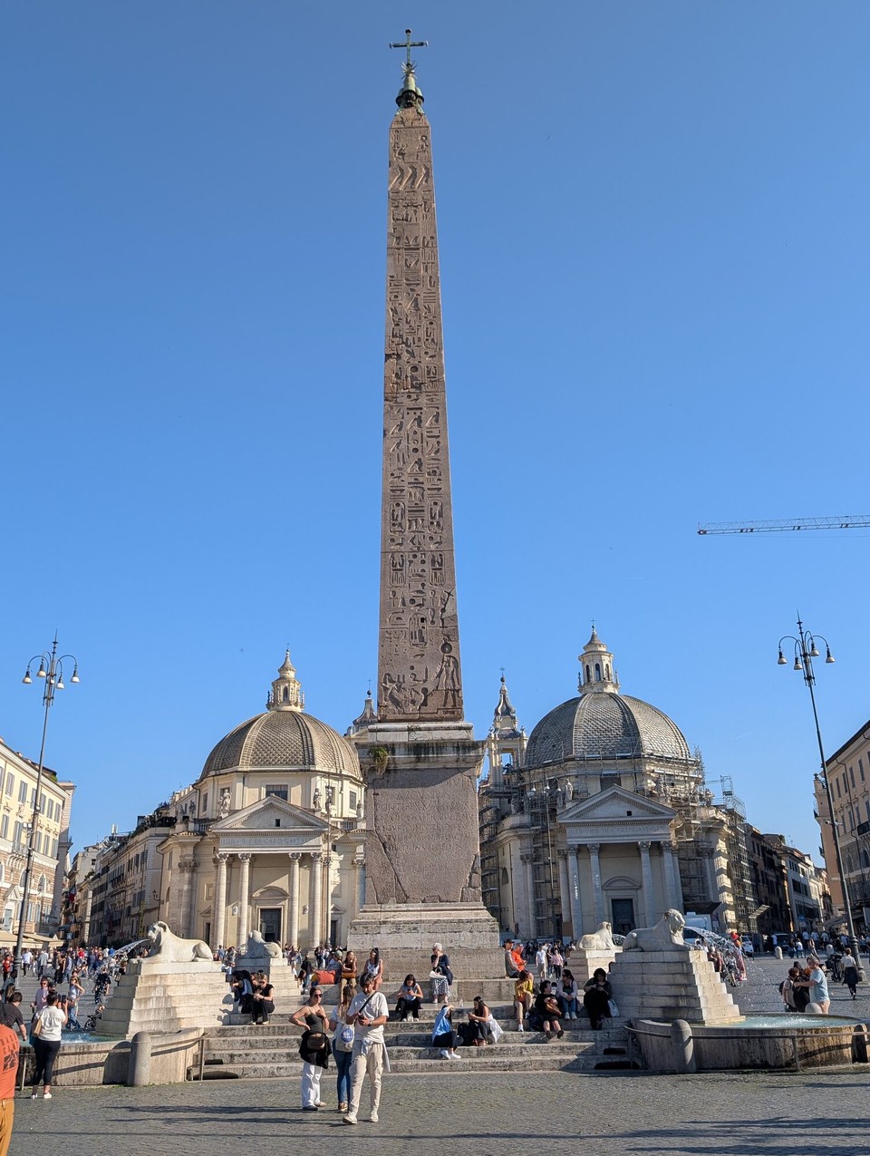 Italien - Rom - Heute starten wir am Piazza Popolo. Die rechte Kirche heisst: Santa Maria Dei Miracoli.