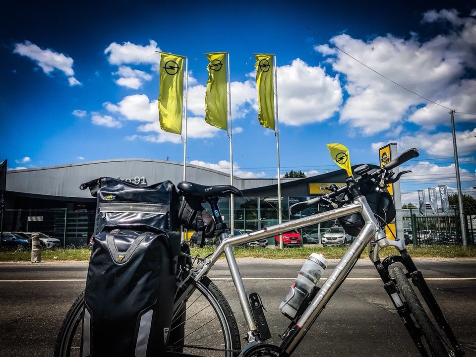 France - Paris - Rad in Fahrtrichtung - Fahnen in Windrichtung.
Und schon quält man sich durchgehend fünfeinhalb Stunden nach Paris, wiewohl es in knapp über drei zu schaffen gewesen wäre.