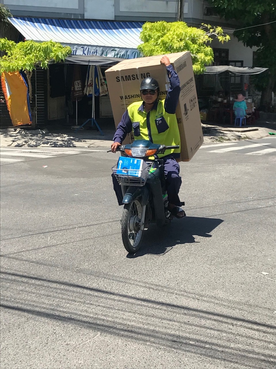 Vietnam - Nha Trang - Han her frakter en vaskemaskin på scooteren!