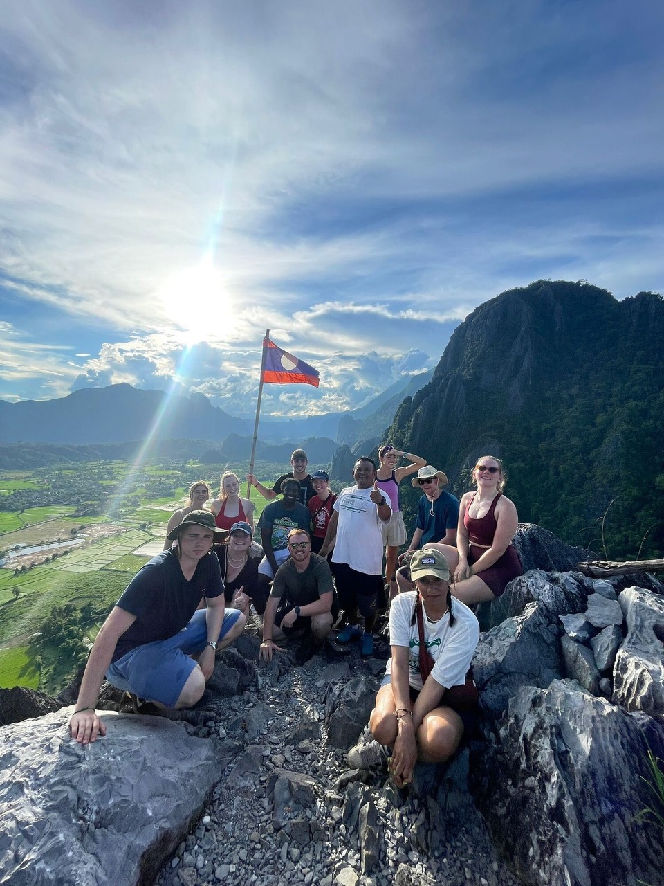 Laos - Vang Vieng - Alle haben es auf den „Berg“ geschafft 