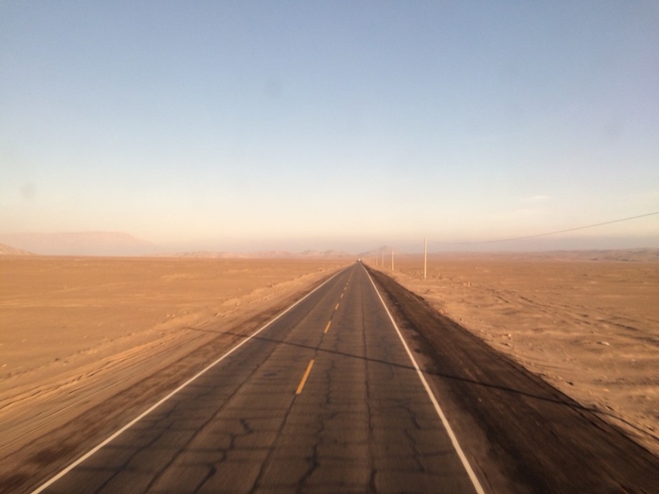 Peru - Nazca - Wieder 10h auf der Panamericana südwärts. Etwas unheimlich einsam in der Nacht