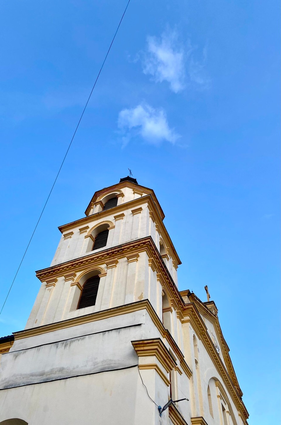 Colombia - Bogotá - Des eglise a tout les coins - on a apprit que les Colombien sont tres religieux car cest leur facons de se laver les main apres leur pecher . Ca peux faire des mauvais coup si ils prit apres 😂