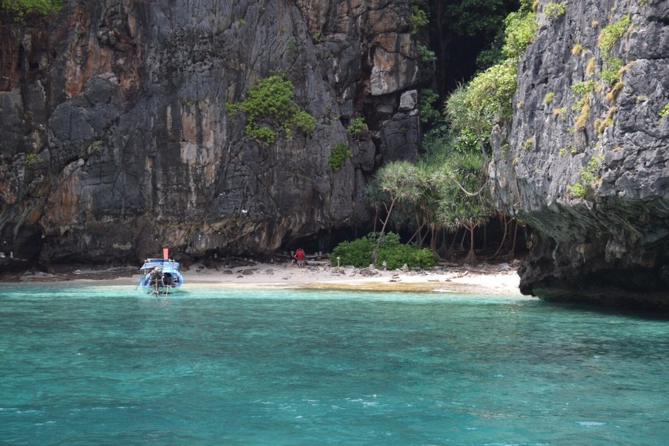 Thailand - Amphoe Mueang Krabi - Da dieser Strand aber völlig überfüllt ist von Leuten die wohl auch das Paradies oder Leonardo suchen, stoppen wir in der Bucht gegenüber.