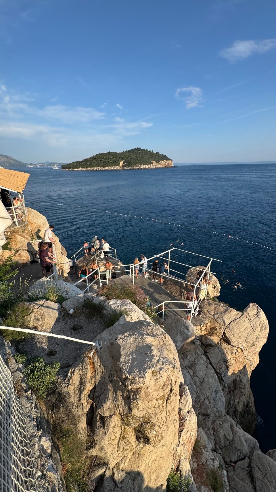 Kroatien - Dubrovnik - Durch eine kleine Öffnung in der Stadtmauer konnte man eine Klippe erreichen.