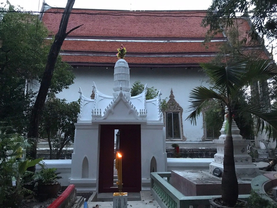 Thailand - Bangkok - Lovely temple a stone’s throw from our digs