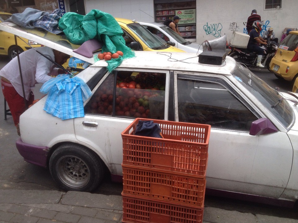 Colombia - Bogotá - Ein Auto voller Tomaten