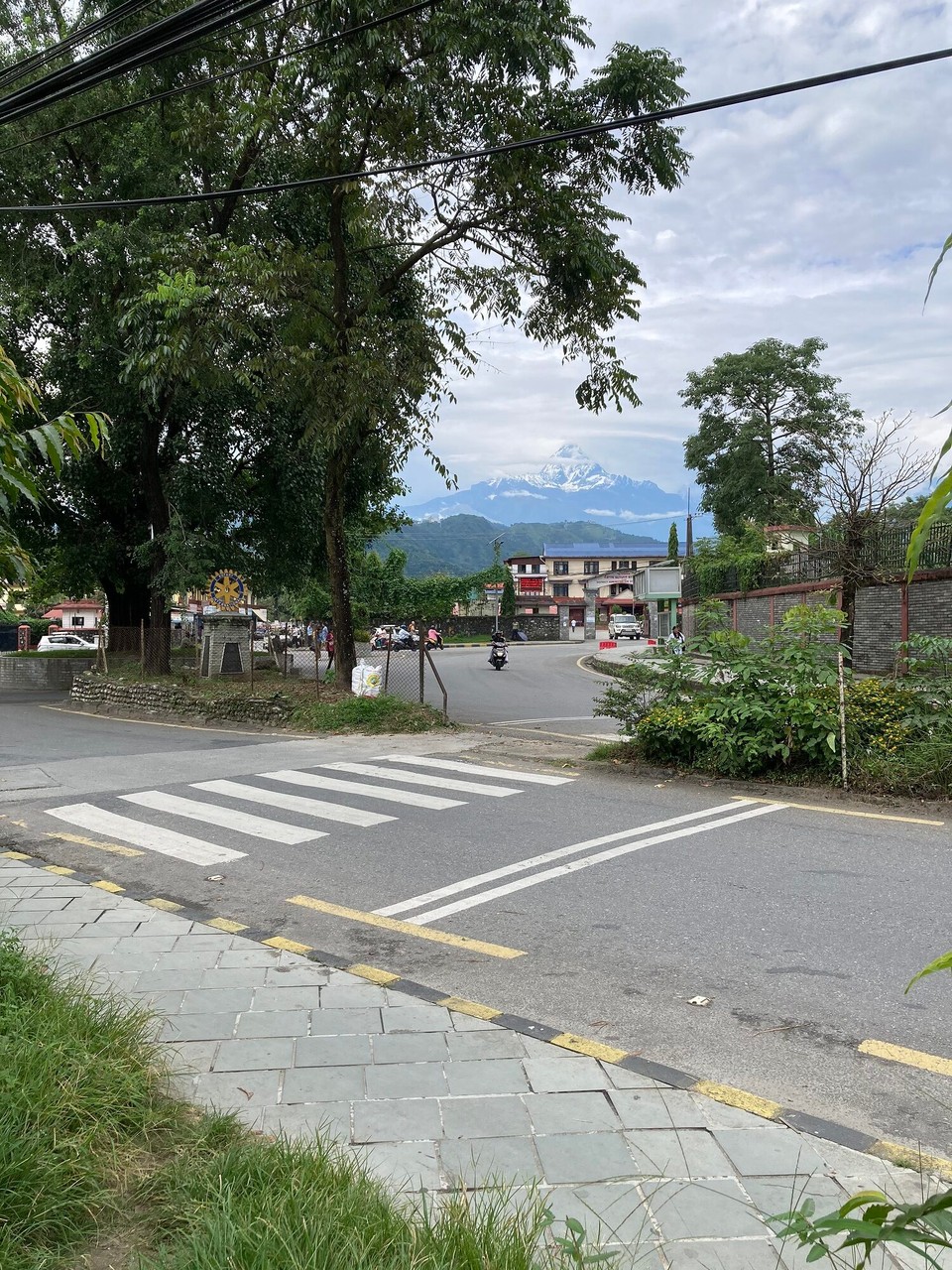 Nepal - Pokhara - Da schauen am Nachmittag doch noch die Bergspitzen raus 🤩
