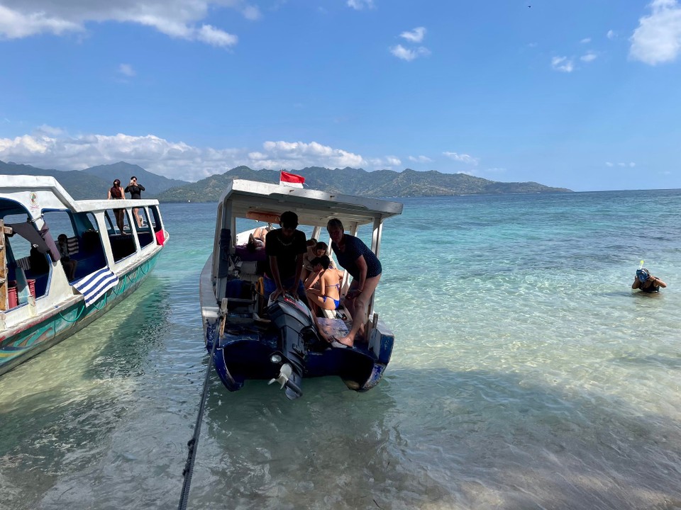Indonesien - Kabupaten Lombok Utara - Wir können einfach nicht am Pool oder Strand abhängen.
Also ging es heute früh mit dem Boot aufs Meer.