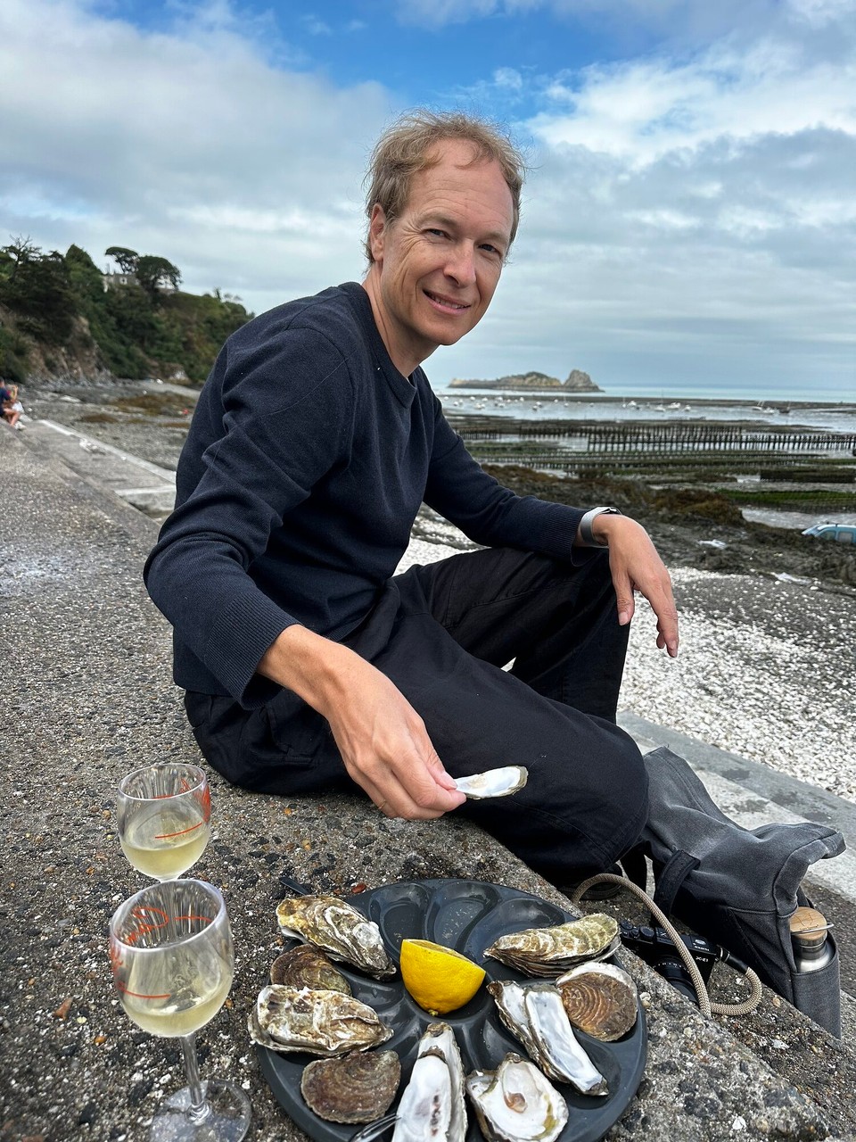 Frankreich - Cancale - Man isst die Auster und wirft die Schale runter ans Ufer …