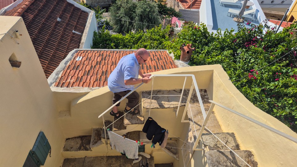 Griechenland - Symi - Den fertigen, vorbelegten Frühstücksteller ja nicht kippeln. Sieht doof aus, ich weiß.