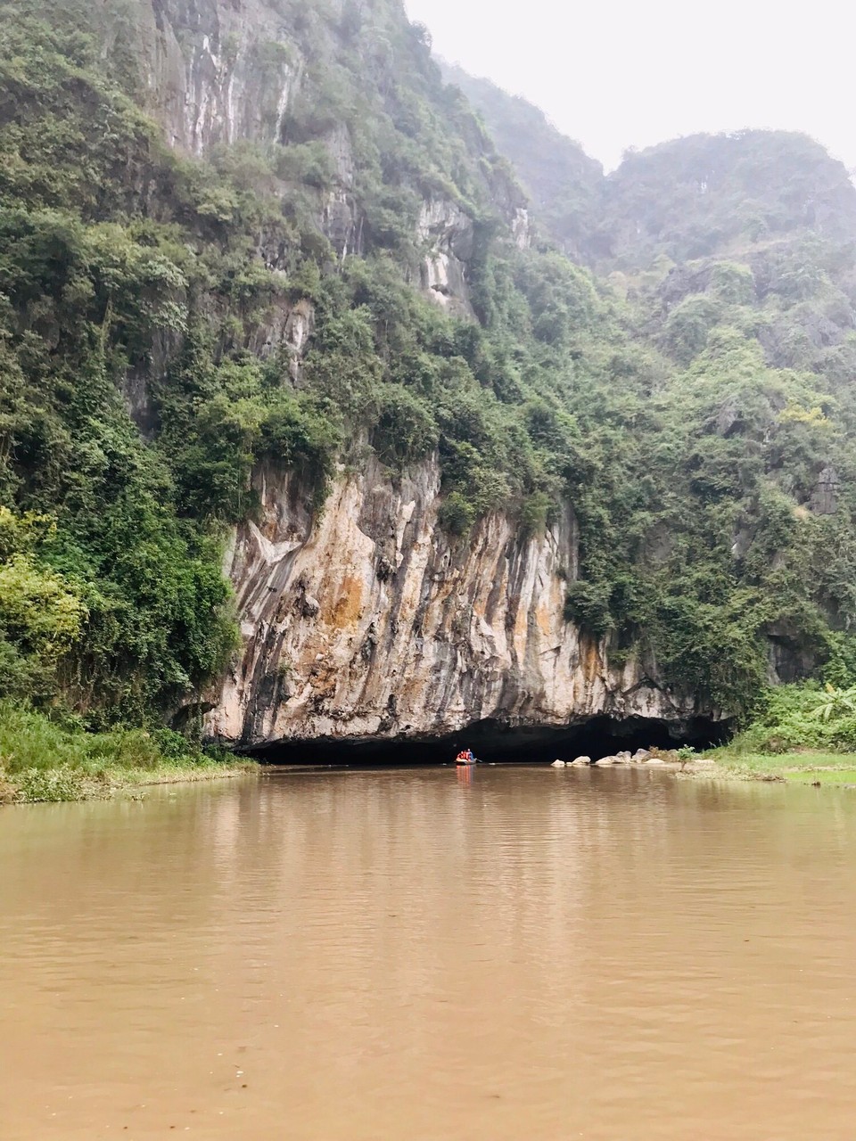 Vietnam - H. Hoa Lư - Entlang des Flusses ging es durch mehrere sehr niedrige und komplett dunkle Höhlen
