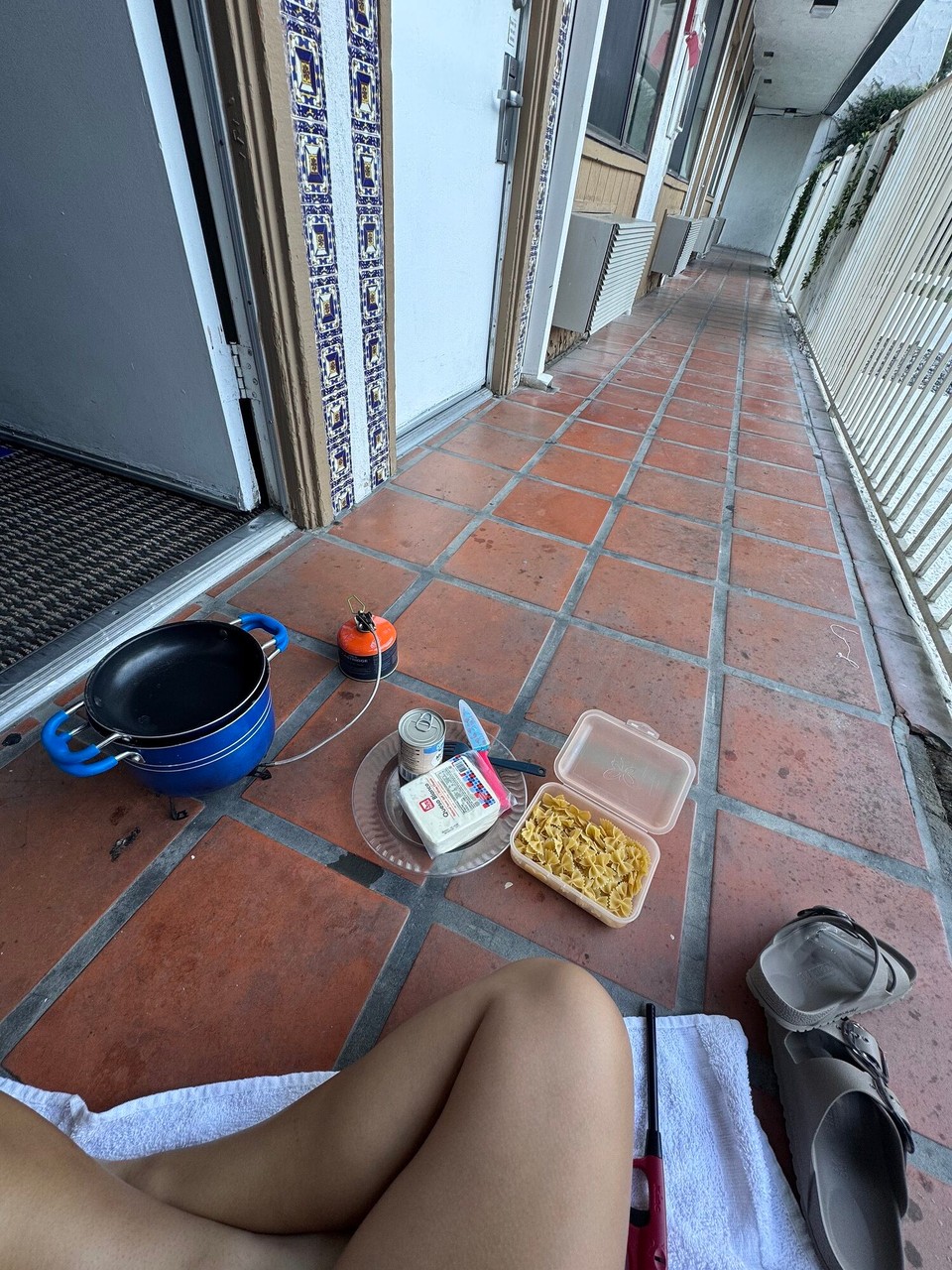 Vereinigte Staaten - Joshua Tree - Übernachte düemer in Palm Springs. Mier sind scho am 16:00 Uhr dete gsi und hend denn nöchli am Pool chillt und gläse.☺️
Znacht hemmer wieder sälber koched vor üsem Hotelzimmer.☺️😊