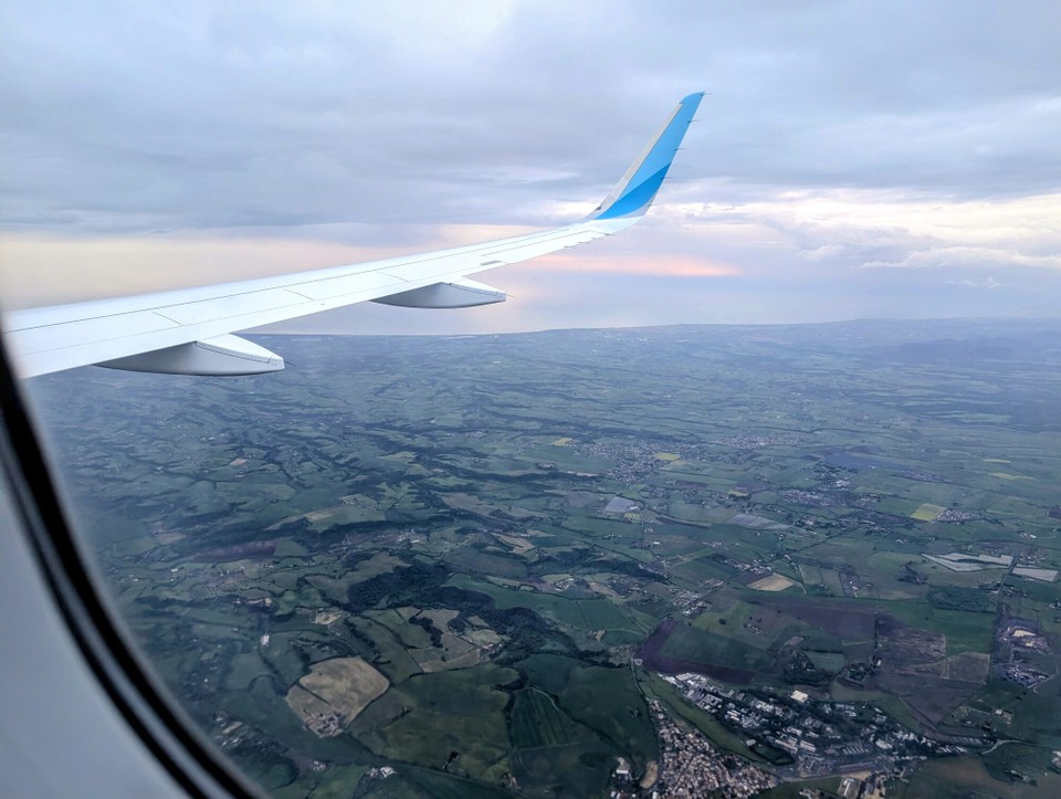 Italien - Rom - Wegen des Streiks der Lufthansa müssen wie statt von Frankfurt von Hannover starten. Den ganzen Flug über ist es bedeckt, erst über Italien wird die Sicht besser.