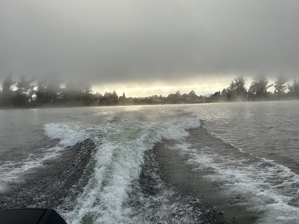 Neuseeland - Te Anau - In ca 15 Min mit 15 Passagiere über den See auf die andere Seite zum Punkt Bon Bay-km 6 des Keppler Trek’s.
