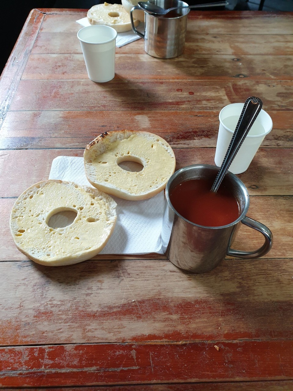 Neuseeland - Waitomo-Distrikt - Tomatensuppe und Bagel zur Stärkung nach dem Black-Water Rafting💪