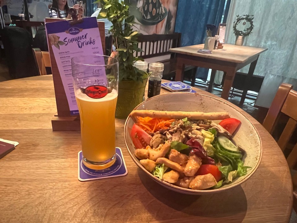 Deutschland - Oberding - Ein Bier und einen frischen gesunden Salat zum Abschluss um satt nach Hause zu kommen.