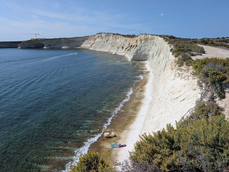 Malta - Marsaskala - Auch die Klippe in der nächsten Bucht kann mit den bekannten Dingli Cliffs locker mithalten.