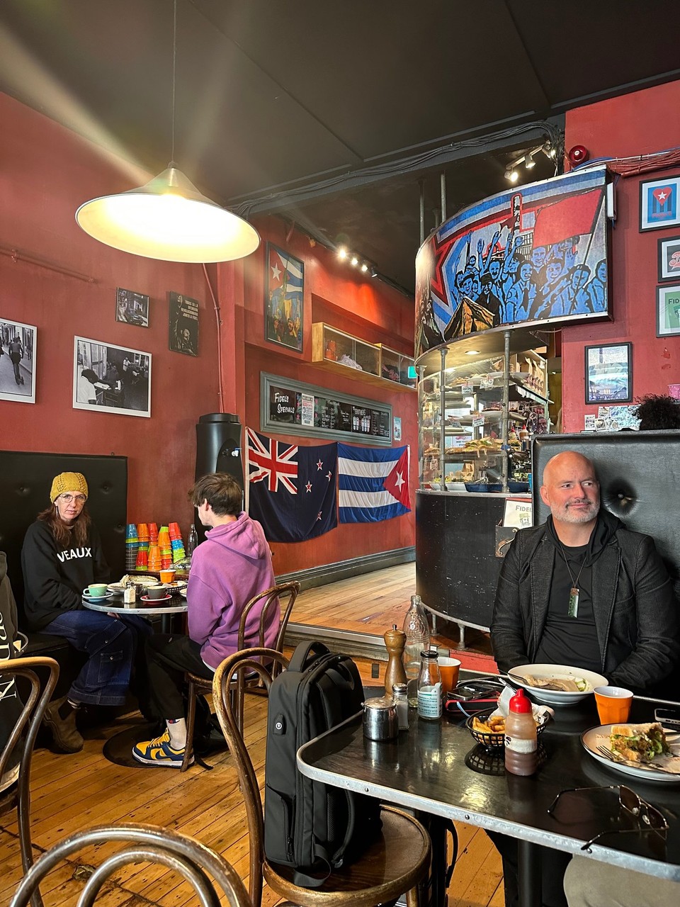 Neuseeland - Nelson - Schlendere durch die belebte Stadt, es hat gegossen und gestürmt ich flüchte alle 1/2 Std. in ein Café trinke einen grünen Tee und im Fidlers Bacon&Chees&Egg Toast  