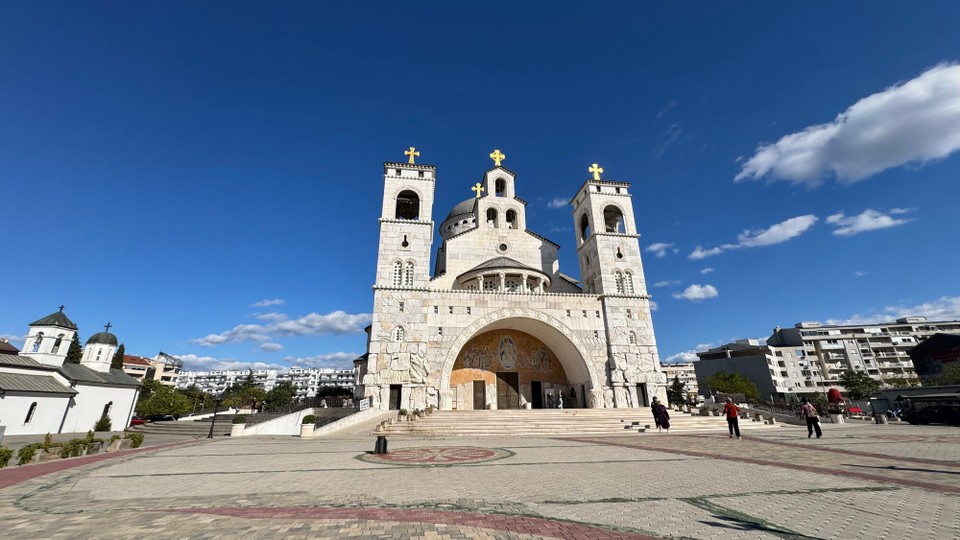 Montenegro - Podgorica - Kathedrale der Auferstehung Christi,
Die von 1993 bis 2013 erbaute Kathedrale ist die größte orthodoxe Kirche in Montenegro.
