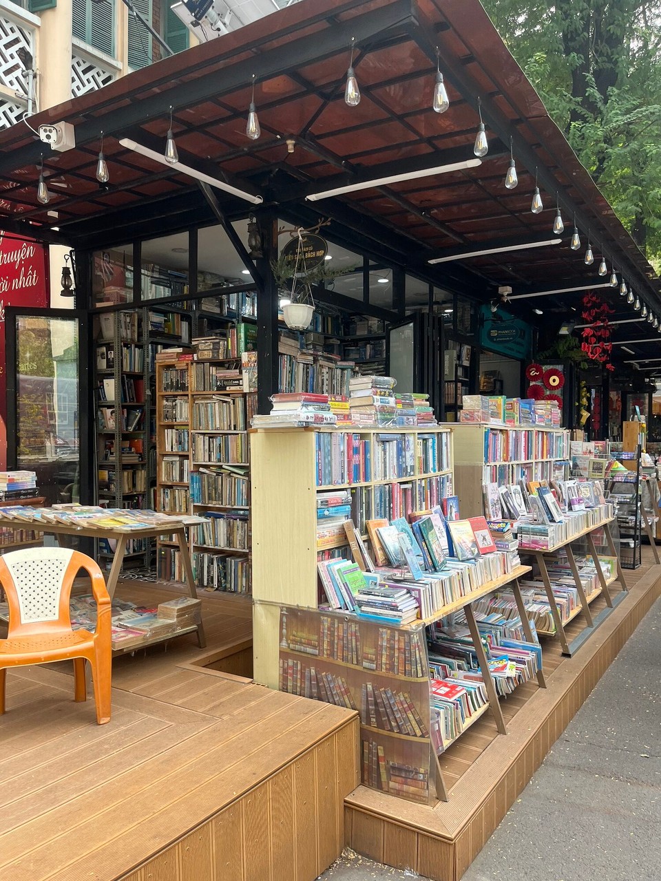 Vietnam - Ho Chi Minh City - Book street was so cute and we had a browse round. A random selection of books, Steven Gerrad’s autobiography and Harry Potter but in Vietnamese 