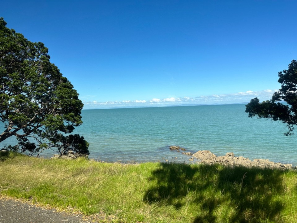 Neuseeland - Hot Water Beach - und setzen als Fussgänger in 10 Min über.