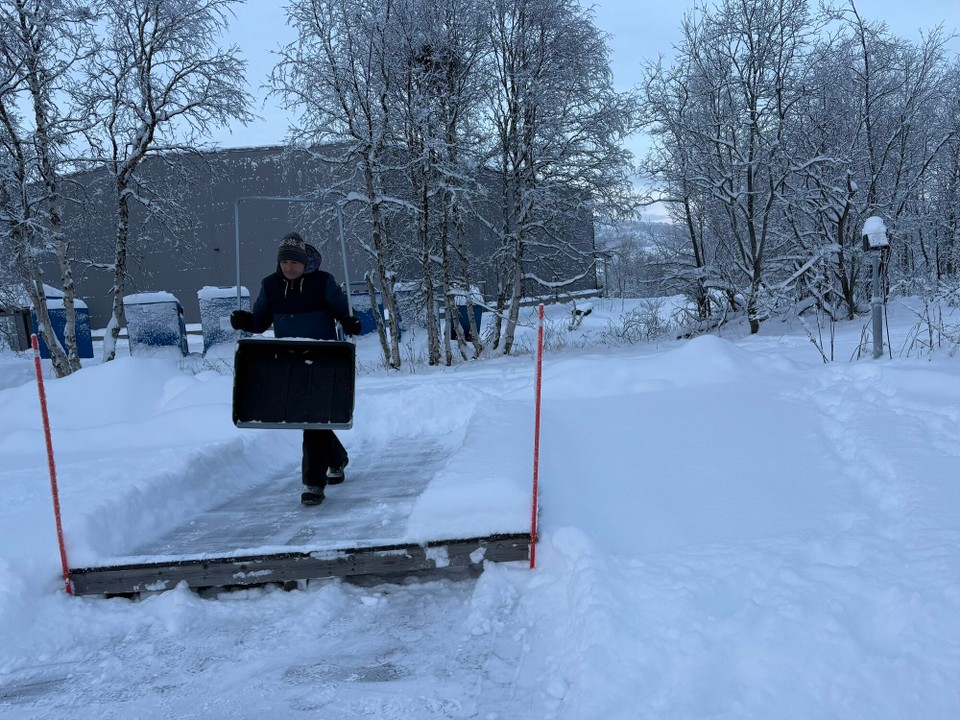 Schweden - Kiruna - Marcus muss erst mal den Stellplatz freiräumen