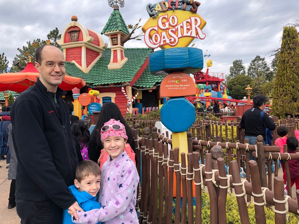 Japan - Urayasu-Shi - Der Go Coaster .. unsere Lieblingsbahn. Nicolas hat sie 4 Mal gefahren.
Eine von vier Bahnen, die wir heute trotz der riesigen Menschenmassen geschafft haben.