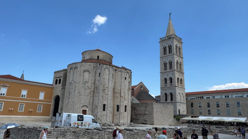 Kroatien - Zaton - Kirche St. Donatus 
Der Bau dieser großen katholischen Kirche mit rundem Grundriss begann im 9. Jahrhundert.