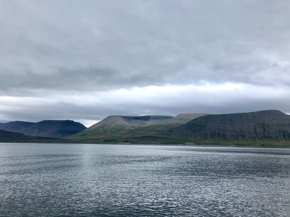Island - Þingeyri - Und da auf die andere Seite vom Fjord werden wir dann später bei der Weiterreise nach Ísafjörður gelangen...
