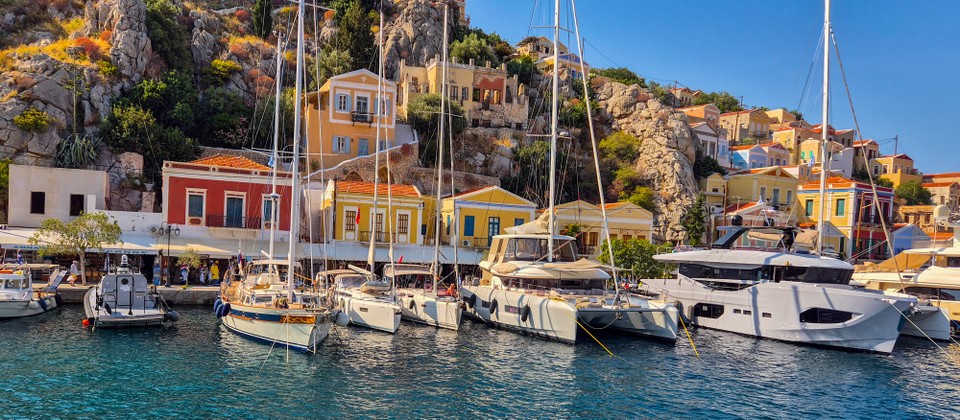 Griechenland - Symi - Hafen mal aus der Wasserperspektive fotografieren.