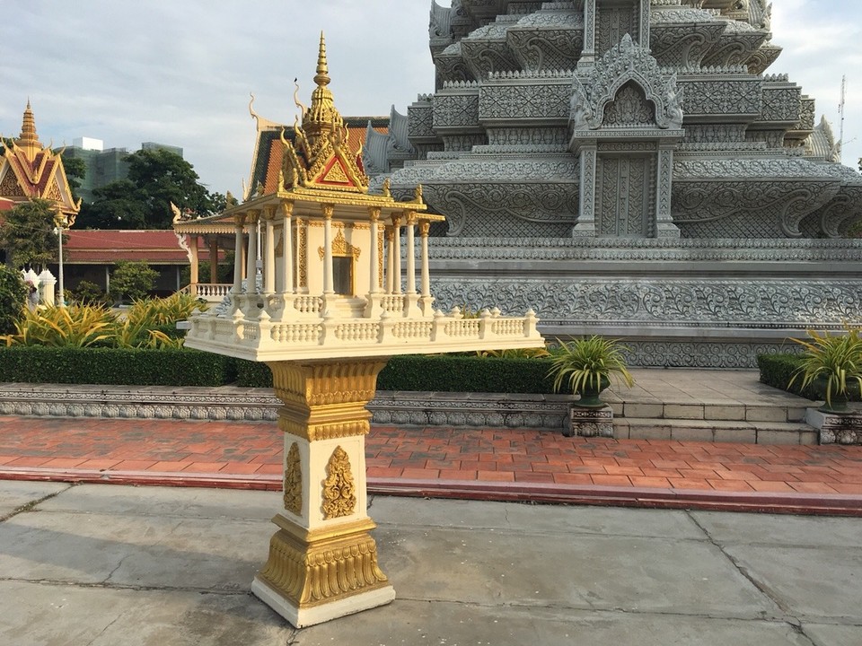 Cambodia - Phnom Penh - Es gibt überall in Kambodscha diese kleinen Häuser oder Tempel. Sie dienen als Rückzugsort für verlorene Seelen.