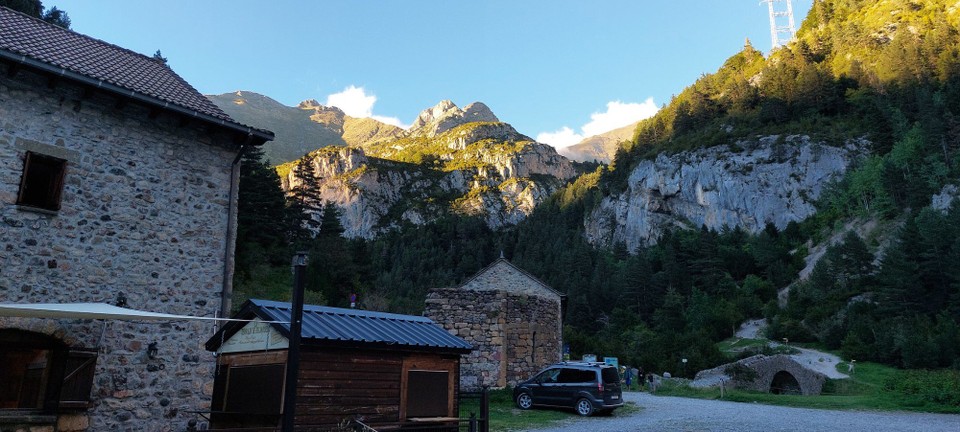Spain - Torla-Ordesa - Das Refugio ist voll besetzt mit Wanderern der Grand Randonée 11 (GR11) und Pilgern. Beim Feierabendbier kommt man sofort ins Gespräch und hat einiges zu diskutieren. 