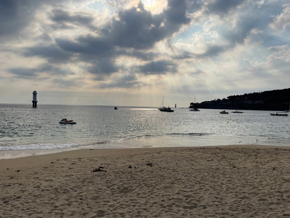 Indonesien - Kabupaten Lombok Barat - Der Strand vor dem Hotel war menschenleer.