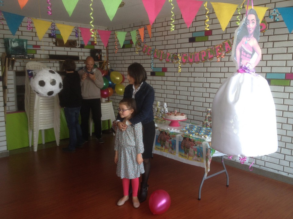 Colombia - Bogotá - Sofis Mitschüler erzählen, warum sie Sofi mögen. Rechts sieht man die Moana-Piñata für die Mädels und links die Fußball-Piñata für die Jungs.