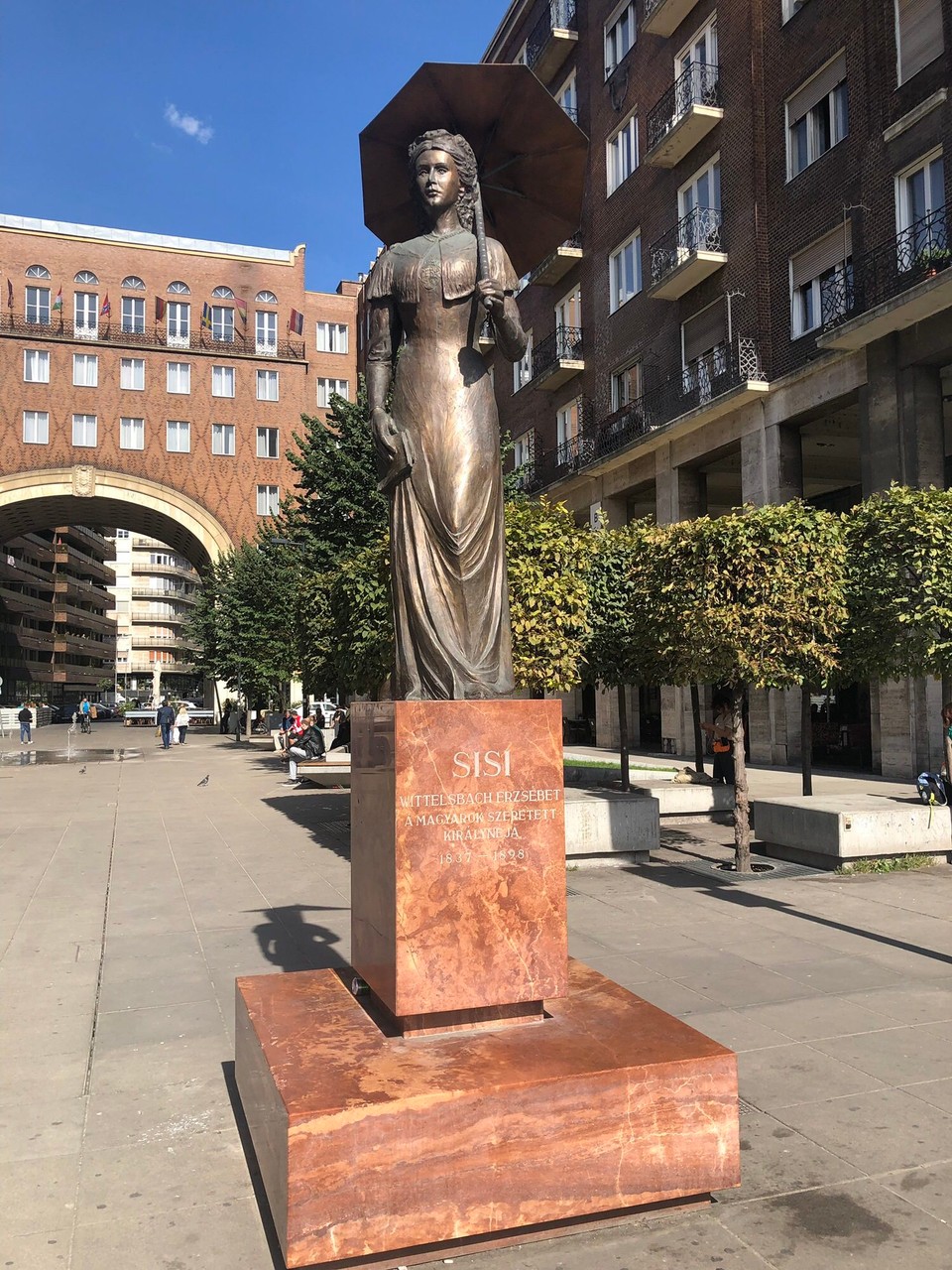 Ungarn - Budapest - Bitte das Bild und die Statue genau anschauen 