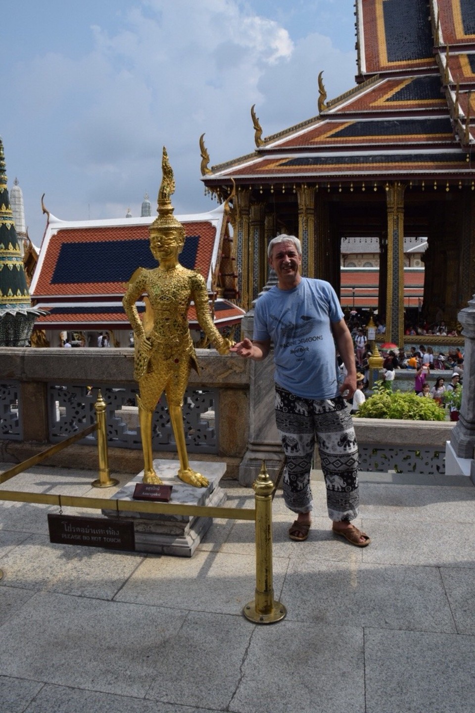 Thailand - Bangkok - Das ist nicht unser Guide.
Hab mich modisch umorientiert, man beachte die Hose im Elefantenlook.