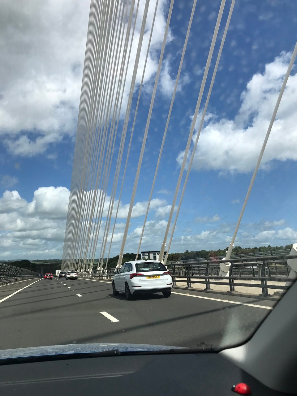 Vereinigtes Königreich - Huntly - Chli nach Edinburgh hets ä imposanti Brügg. O spezieu si dAbzweigige dür dMittuleitplanke uf de Outostrasse, wo eigentlech scho fasch Outobahne si (60/70 mph = 97/113 km/h- zudäm hets o öppe mau ä Kreisu😳!