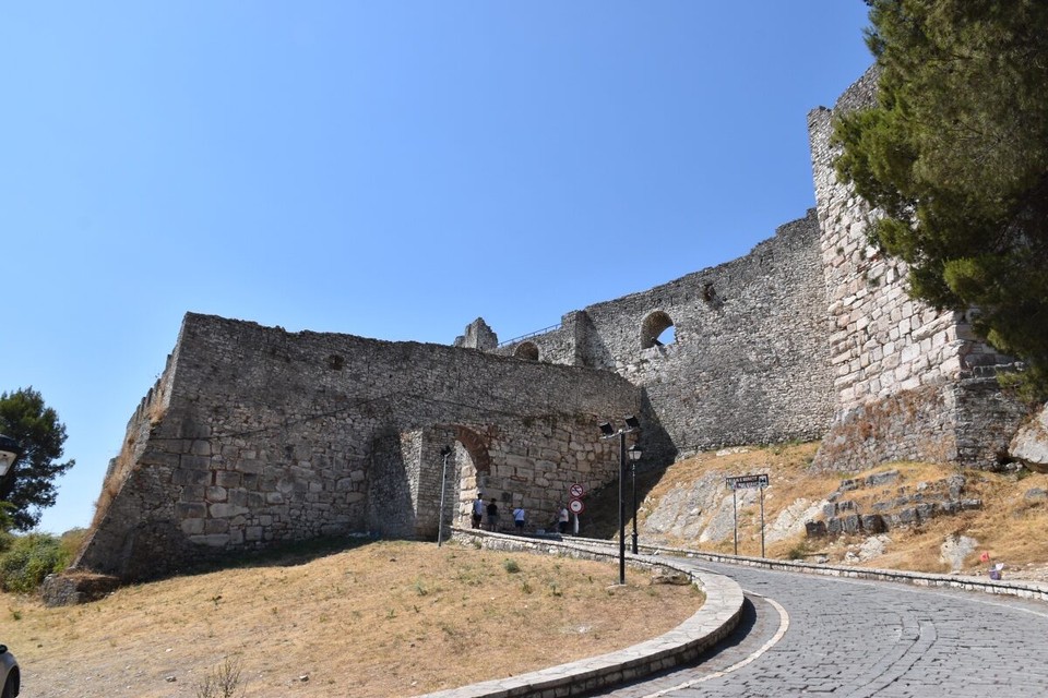 Albanien - Vlore - Burg von Berat (Kalaja):
Eine mittelalterliche Festung auf einem Hügel mit Panoramablick über die Stadt. Sie ist ein wichtiger Teil des UNESCO-Weltkulturerbes und beherbergt mehrere Kirchen und byzantinische Ruinen.