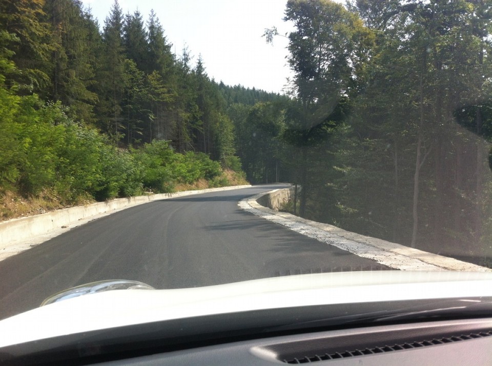 Rumänien - unbekannt - Komplett erneuerte Straße durch das Semenic-Gebirge,..., hohe Bauaktivität im ganzen Land. 