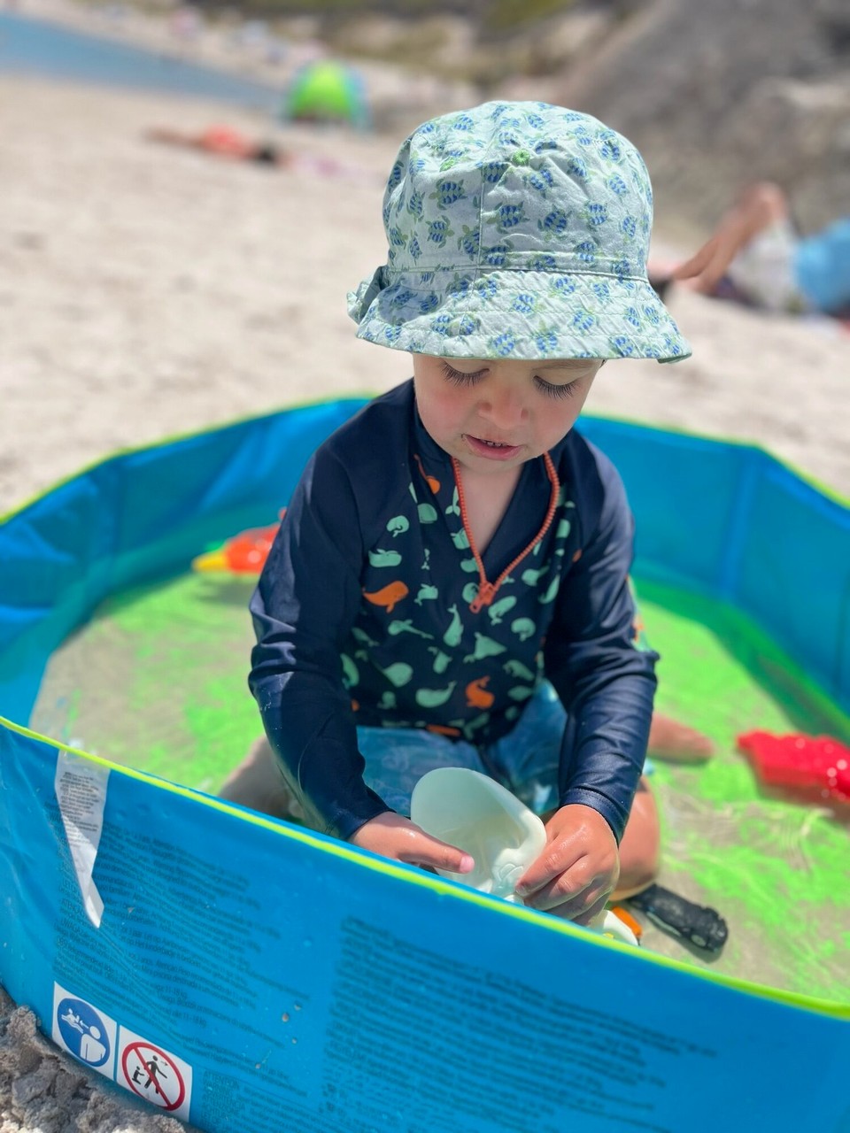 Australien - William Bay - Hier haben wir dann viel Zeit im Strand verbracht. Fürs Meer ist Elias nicht zu begeistern, aber wir haben ja sein Planschbecken dabei.
