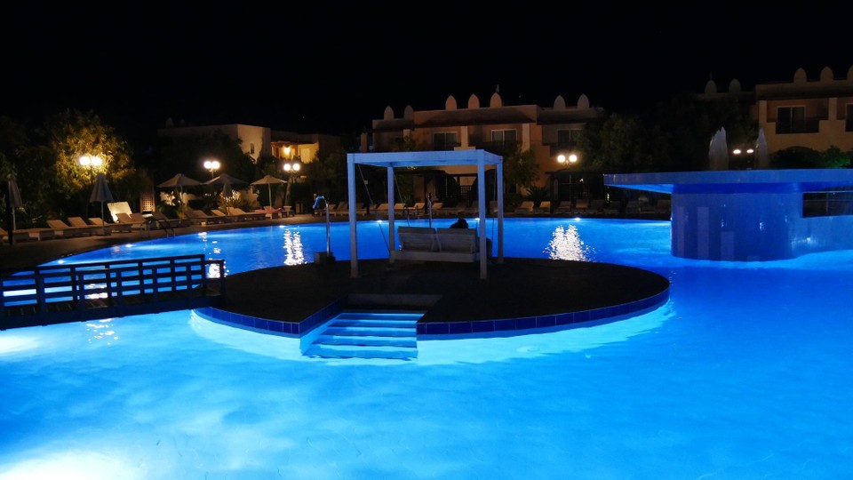 Griechenland - unbekannt - Der Pool bei Nacht ... klasse!