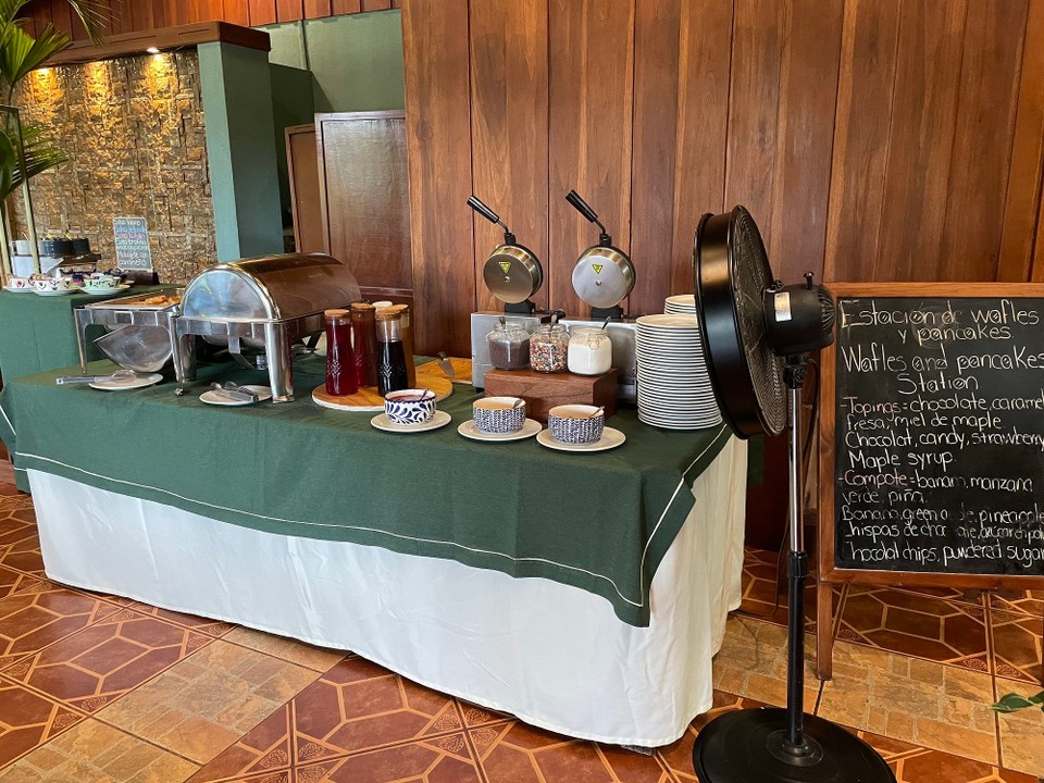 Costa Rica -  - Ein letztes Mal in La Fortuna stärken 🥞, bevor es knapp drei Stunden Richtung Nebelwald ging 🚙