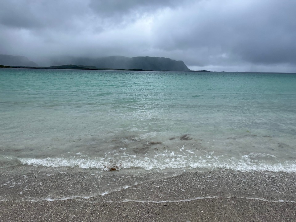 Norwegen - Ramberg - Türkisfarbenes Wasser… könnte auch in der Karibik sein… nur dass es dort ca. 20 Grad wärmer ist 😅