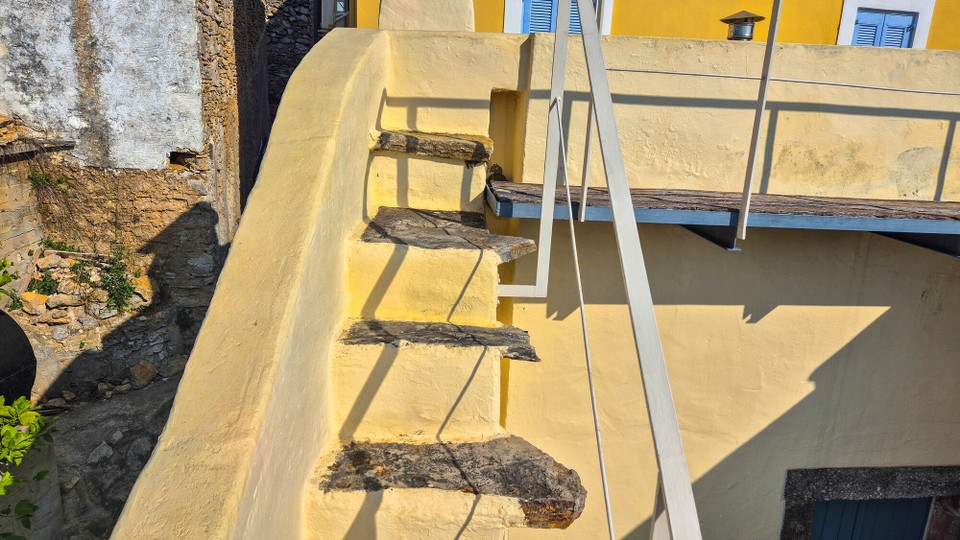 Griechenland - Symi - Dazu müsste Geschirr, Kaffee und alle Zutaten diese Treppe hoch. Stufenhöhe über 30cm.