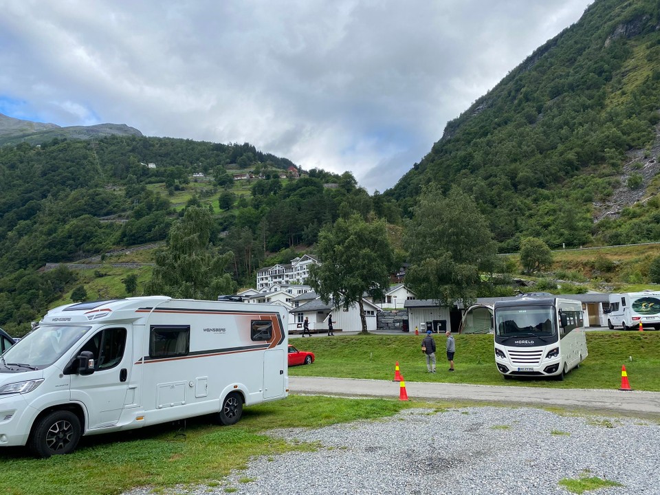 Norwegen - Valldal - Wir starten gegen 10 auf dem Campingplatz DIREKT NACH OBEN! Serpentinen steil hinauf. Von oben ein traumhafter Blick ins Fjord. 
Die Reise heut wird nur kurz. Nach ca 2 hStunden haben wir ein gemütliches Fleckchen gefunden. 